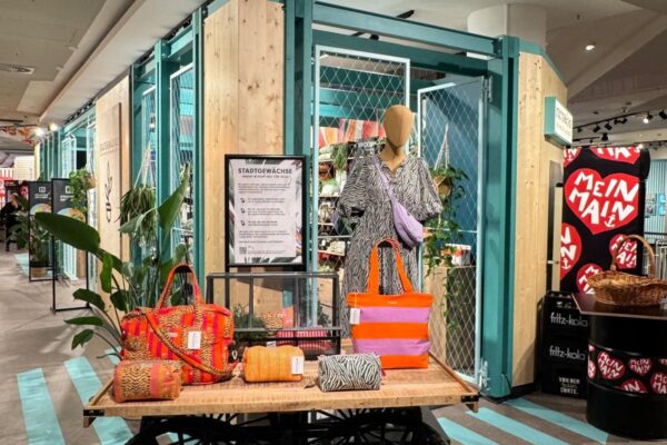Ausstellung von Taschen im Pre-Opening des Stadthofes Hanau